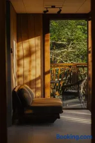 Lootvina Houses - Linnast välja, puu otsa! - Image 1