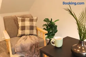 Five bedroom house with parking - Image 2