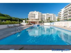 Appartement Studio Cabine à Fréjus, Piscine, Plage à 500m, Clim, Parking, Terrasse, 4 Couchages - Image 1