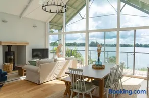 The Lakehouse Onsite Free Pools & Spa - Image 1