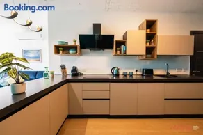 Glamorous Apartment with Panoramic Green Views - Image 2