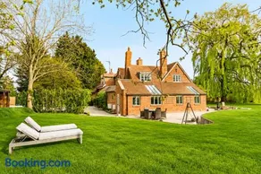 Moat Farm by Oracle - The Farmhouse & Oak Barn - Image 3