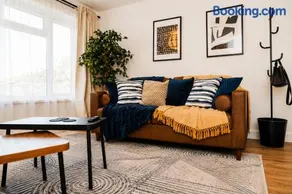 Luxury 2BR Apartment Near Merry Hill - Image 5