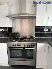 Stylish 4BR Home - Sleeps 7 - Parking & WiFi - Image 2