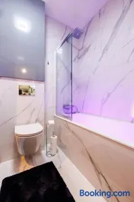 Luxury Apartment With Spa Bath- City Centre, Free Parking by StayNest - Image 5