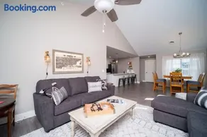 Spacious 2 bed Condo with Office - Image 5
