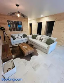 Le Chalet Des Monts - Image 1