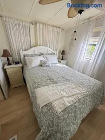 Charming 1 Bed 1 Bath Cottage in wonderful Sun Outdoors Sarasota that sleeps 6 - Image 3