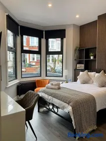 Luxury Guest House in Vibrant London Area - Image 3
