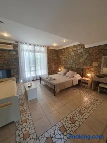 Vila 650 sqm with Private Pool 10 bedrooms with ensuite bathrooms & kitchen to each room Elia Village by Irida Iris Group - Image 5