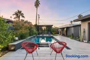Stylish Oasis in Arcadia: Private Pool Prime Location - Image 1