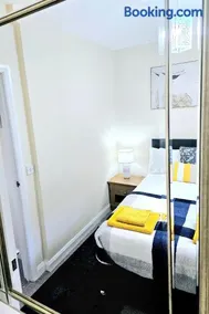 Beautiful Townhouse with Netflix - Image 3