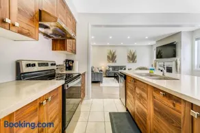 Luxury 5 Star Stay in Brampton Ideal for Groups! - Image 3