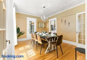 Spacious 8 bed stay - HOT TUB, Patio, fireplace, 3 full bathrooms private home in Moncton - Image 2