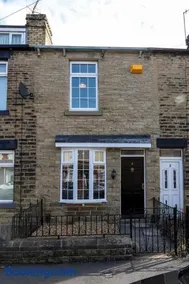 Beautiful 3 Bedroom House - Sleeps 5 Free Parking - Image 4