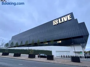 New Manchester City Getaway House with 2 FREE Parking - Image 4