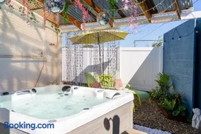Hot Tub, Ice Bath, Gym, Sauna, Pool Table Coorparoo Haven - Image 2