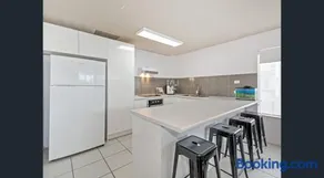 Surf Chalet Luxe Beachside Apartment Alex Headland - Image 2