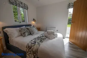 Olverstone Lodge, a beautiful Cornish lodge with wood burner & garden - Image 2