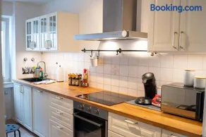 Platz für 8 Pers - C4S Come4Stay Monteure "InnArt" Boxspringbett Einzelbett Töging am Inn, Parkplatz, WLAN, Balkon, Smart TV, voll ausgestatteter Küche, Waschmaschine - Image 4