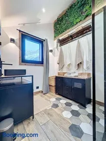 Modern 2BR Apt with Mountain Views & Private Parking - Image 4