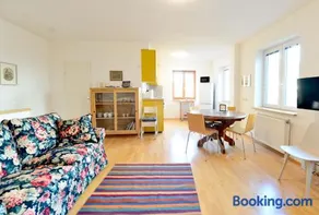 House With Courtyard & Parking Close To Stadtpark - Image 4