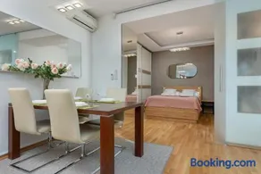 Cosy Apartment with Parking in the city centre Warszawa by Noclegi Renters - Image 3