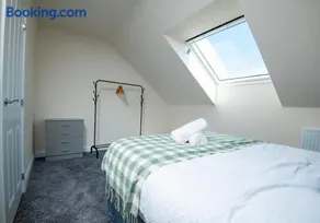 Luxury 5BDR with City Access, Free Parking and Wi-Fi - Image 5