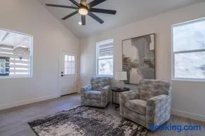 The Latitude Adjustment Spacious Getaway with Hot Tub Community Pool Golf Courses and close to Zion - Image 3
