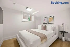 Stylish 2BR West End Oasis Near High Park - Image 2