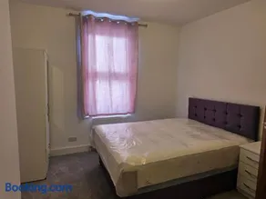 3 Bedroom House - A walking distance to Train Station - Image 3