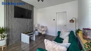 Garden Gazebo, Free Parking & 20 minutes walk to City - Image 3
