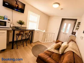 Flat 5 min From Stadium - Image 4