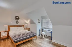 Pittsburgh Troy Hill 2D Stylish Private Bedroom with Shared Bathroom - Image 2