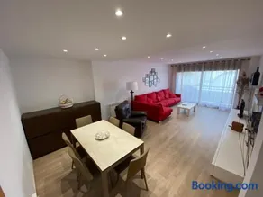 Piso muy amplio, completamente equipado, con terraza y parking, en una ubicación especialmente práctica para vivir todo el curso - Image 3
