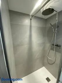 Appartement atypique et fraîchement rénové - Image 2