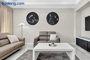 Leeds House 4BR New Build, Alfresco, 15 Min CBD - Image 2
