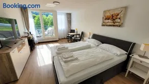 Modernes Zimmer mit Balkon und Bergblick - Image 1