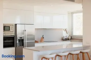 Luxury 3 Bed Flat Stunning Sea & Mountain Views - Image 4