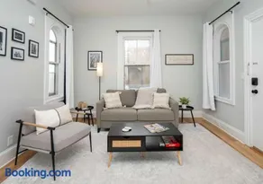 Jennifer's Stylish & Modern Broadway Getaway - Image 3