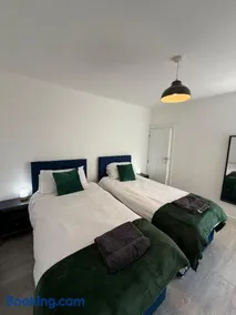3 Bedroom House With Pool Table - Image 4