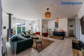 Villa avec piscine privée, jardin & poêle à bois - Image 3