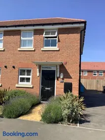 Entire 2 bedroom house in Tamworth - Image 2