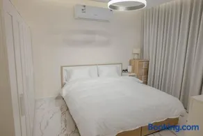 Spacious Middle Floor Apartment Central Location - Image 5