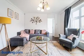 Dwellers Delight Living Ltd Serviced Accommodation, Chigwell, London 3 bedroom House, Upto 7 Guests, Free Wifi & Parking - Image 4