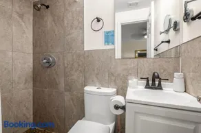 Private Rooms at Miami Centrally Located with free Parking - Image 2