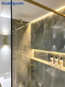 Luxury Flat in Shaftesbury by JOT STAYS - Image 2