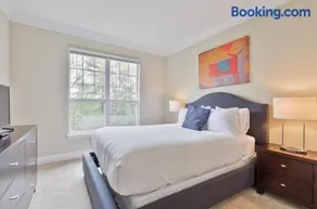 Modern Apt with Private Garage - Image 5