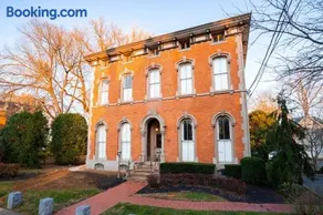 Walk to Stadiums & Downtown, Jet Tub, Historic Apt - Image 4