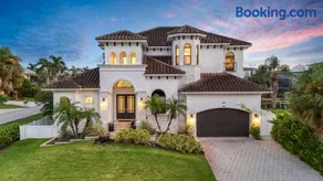Spacious Luxury Waterfront Retreat with Pool & Spa - Image 3